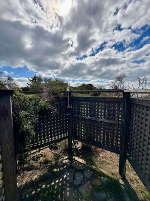 Property grounds - Salt Rose 2 Bedroom Cottage by the Sea (New Shoreham)