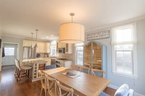 Dining - Luxury 4BR 4BA on Spring Street with Ocean Views (New Shoreham)