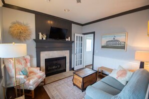 Living area - Luxury 4BR 4BA on Spring Street with Ocean Views (New Shoreham)
