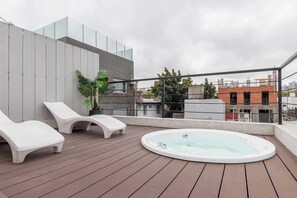 Outdoor spa tub - MOT Rentals + 4 Bd 3 Ba Terrace, Pool and BBQ Palermo (Buenos Aires)