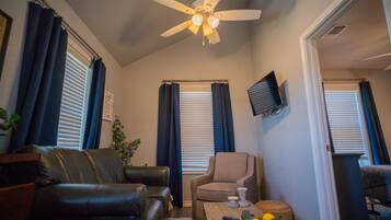 Cabaña de lujo, vista al lago | Área de sala de estar