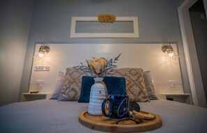 Laptop workspace, blackout curtains, soundproofing, iron/ironing board - Southbound RV Park and Cabins (Victoria)