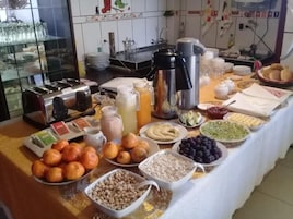 Una mesa de buffet con diversos alimentos y una cafetera.