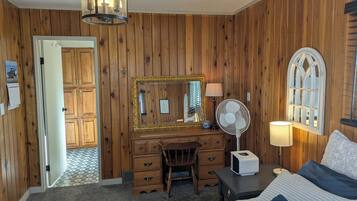 4 bedrooms, desk, iron/ironing board, free WiFi