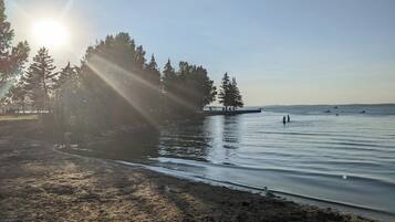 Beach nearby, sun-loungers, beach towels