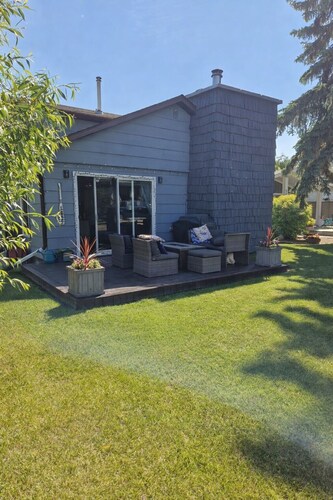 Lovely 4-bedroom cabin in the heart of Sylvan Lake - 4 min walk to the beach