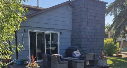 Lovely 4-bedroom cabin in the heart of Sylvan Lake - 4 min walk to the beach