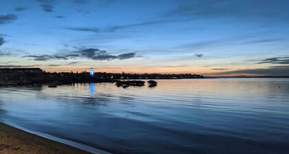 Lovely 4-bedroom cabin in the heart of Sylvan Lake - 4 min walk to the beach