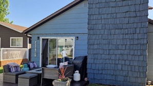A house with a deck, outdoor furniture, and a chimney. - Lovely 4-bedroom cabin in the heart of Sylvan Lake - 4 min walk to the beach (Sylvan Lake)