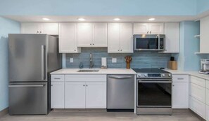 Fridge, microwave, oven, stovetop - Beachfront Paradise! Crawl 2 beach~Beachfront Pool (Indian Rocks Beach)