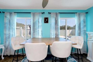 Dining - Luxurious New Heated Pool & Spa! 4 mins to beach! (Seminole)