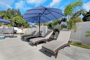 Terrace/patio - Luxurious New Heated Pool & Spa! 4 mins to beach! (Seminole)