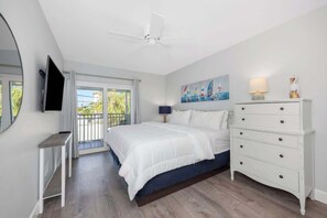 2 bedrooms, iron/ironing board, travel cot, WiFi - Steps to Beach, Pickleball, Town! Coastal Dream! (Clearwater)