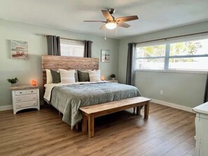 2 bedrooms, iron/ironing board, travel cot, WiFi - Organic & Modern~90° Heated Salt Pool~Walk 2 beach (Indian Rocks Beach)
