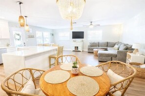 TV, offices - Organic & Modern~90° Heated Salt Pool~Walk 2 beach (Indian Rocks Beach)