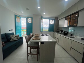 Apartment, Balcony, Valley View | Ruang makan