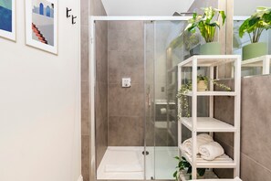 Hair dryer, towels, soap, toilet paper - Beautiful 3 Bed House on The Edge of Hyde Park (London)