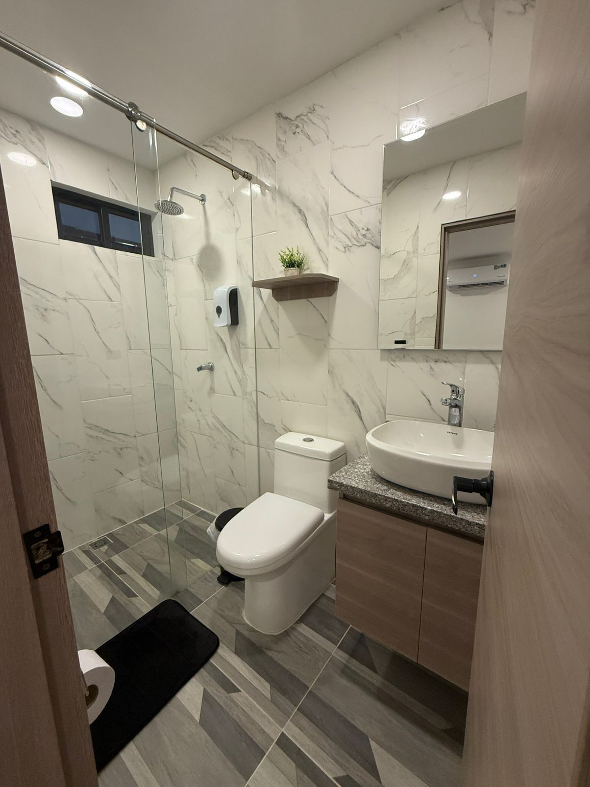 Shower, free toiletries, hair dryer, towels