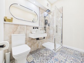 Secadora de cabello, toallas, papel de baño 