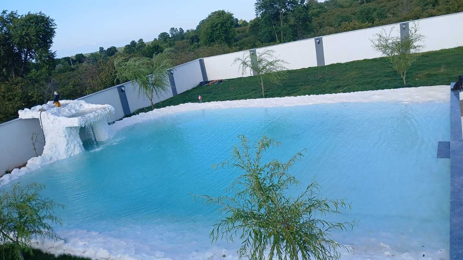 2 outdoor pools