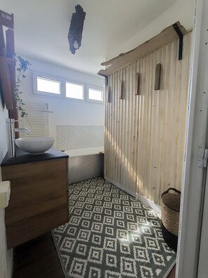 Een douche, een haardroger, handdoeken