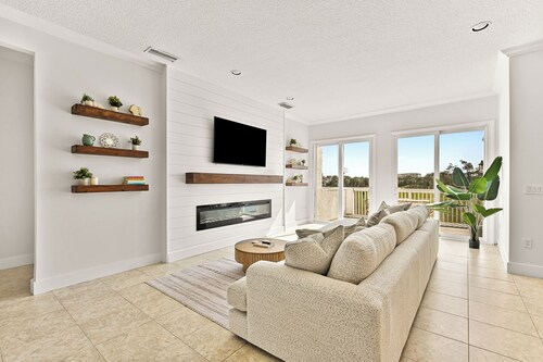 NEWLY Renovated Coastal Retreat in Iconic Sawgrass — Walk to the Beach!