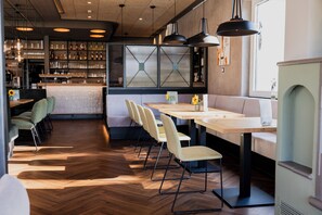 Dining - Comfortably furnished vacation apartment with fallow deer enclosure and restaurant. (Erwitte)