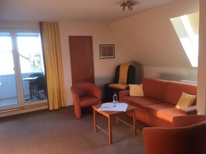 Living area - Comfortably furnished vacation apartment with fallow deer enclosure and restaurant. (Erwitte)