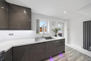 Private kitchen - Headline:
Spacious 3BR Medway Home | Hot Tub & Games | Ideal for Long Stays (Gillingham)