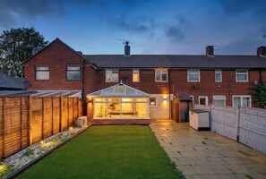 Exterior - Headline:
Spacious 3BR Medway Home | Hot Tub & Games | Ideal for Long Stays (Gillingham)