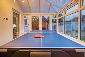 Games room - Headline:
Spacious 3BR Medway Home | Hot Tub & Games | Ideal for Long Stays (Gillingham)