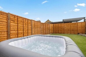 Outdoor spa tub - Headline:
Spacious 3BR Medway Home | Hot Tub & Games | Ideal for Long Stays (Gillingham)