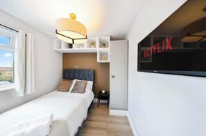3 bedrooms, iron/ironing board, WiFi, bed sheets - Headline:
Spacious 3BR Medway Home | Hot Tub & Games | Ideal for Long Stays (Gillingham)