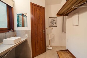 Bathroom - Pousada Colmeia (Santa Cruz Cabrália)