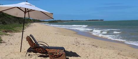 Di pantai, pasir putih, dan rumah kecil pinggir pantai gratis