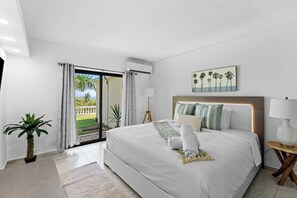 Tabla de planchar con plancha, cuna de viaje, wifi y ropa de cama 