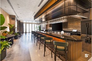 Bar (on property) - 46th-Floor High-Rise Studio - Pool & Gym (Miami)