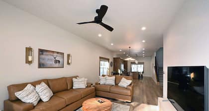 Bigfoot’s Escape | Hot Tub | 20 Min to Yellowstone