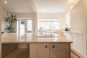 Kühlschrank, Mikrowelle, Ofen, Geschirrspüler