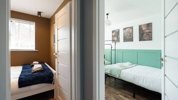 3 bedrooms, iron/ironing board, WiFi (free), bed sheets