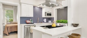 The Cove:2 bdrm, 4 minute walk to A&M