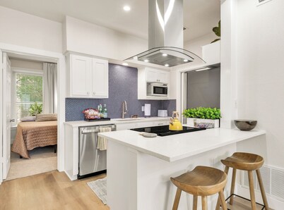 The Cove:2 bdrm, 4 minute walk to A&M