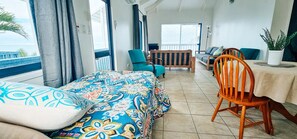 Room - Toreaiva 91 Beachfront Studio - Upper (Arorangi)