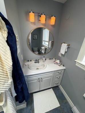 Hair dryer, towels, soap, toilet paper - Getaway to Mahone Bay Nova Scotia (Mahone Bay)