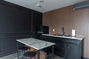 Private kitchen - Lovely 1-bedroom studio with AC in vibrant Phoenix (Phoenix)