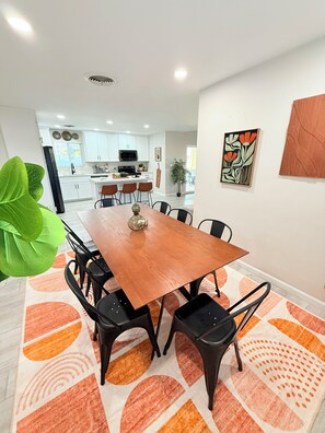 Dining - 4BR Family & group Oasis in Mesa – Big Backyard & Steps from Sloan Park & ASU!! (Mesa)