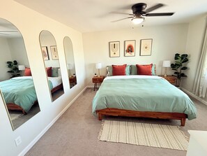 Room - 4BR Family & group Oasis in Mesa – Big Backyard & Steps from Sloan Park & ASU!! (Mesa)