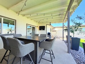 Outdoor dining - 4BR Family & group Oasis in Mesa – Big Backyard & Steps from Sloan Park & ASU!! (Mesa)