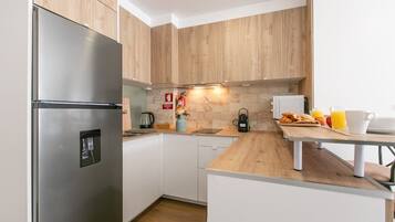 Kühlschrank, Mikrowelle, Herdplatte, Wasserkocher