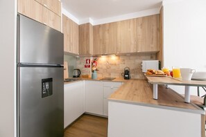 Kühlschrank, Mikrowelle, Herdplatte, Wasserkocher